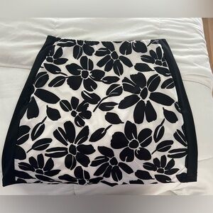TAIL BLACK WHITE FLORAL SKORT MEDIUM